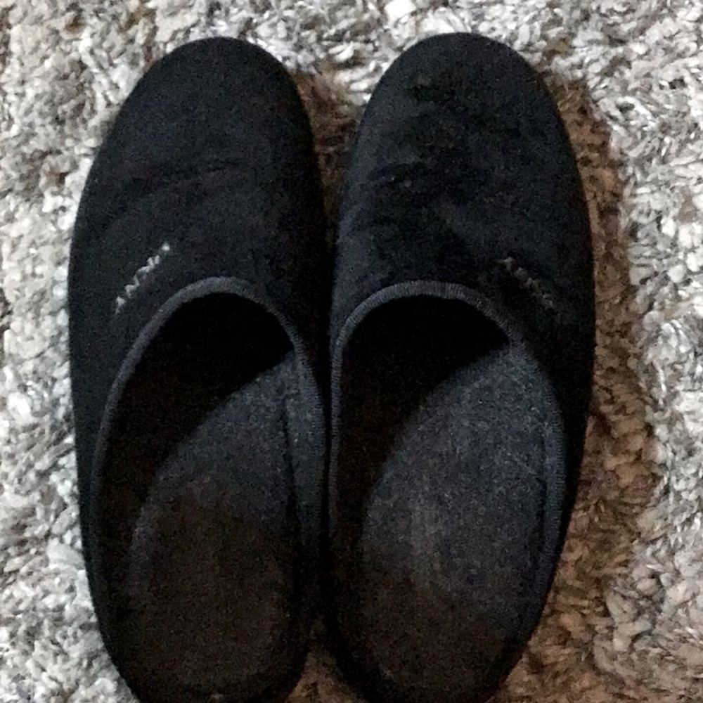 DKNY LADIES BLACK SLIP IN SHOES. SUEDE WITH RUBBER SOLES SZ 37-38. EUC.